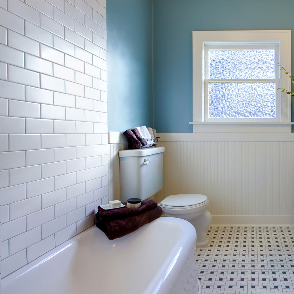 Cómo pintar azulejos de baño: trucos y consejos | Servei Estació