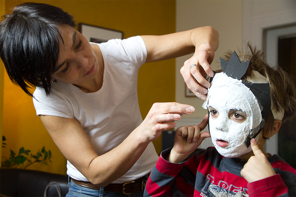 Cómo hacer una máscara de papel maché (para niños)