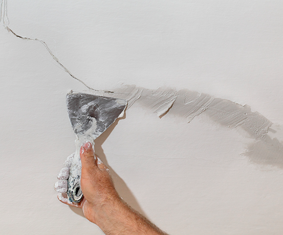 Videoconsejo: tapa los agujeros y grietas de tus paredes antes de pintar