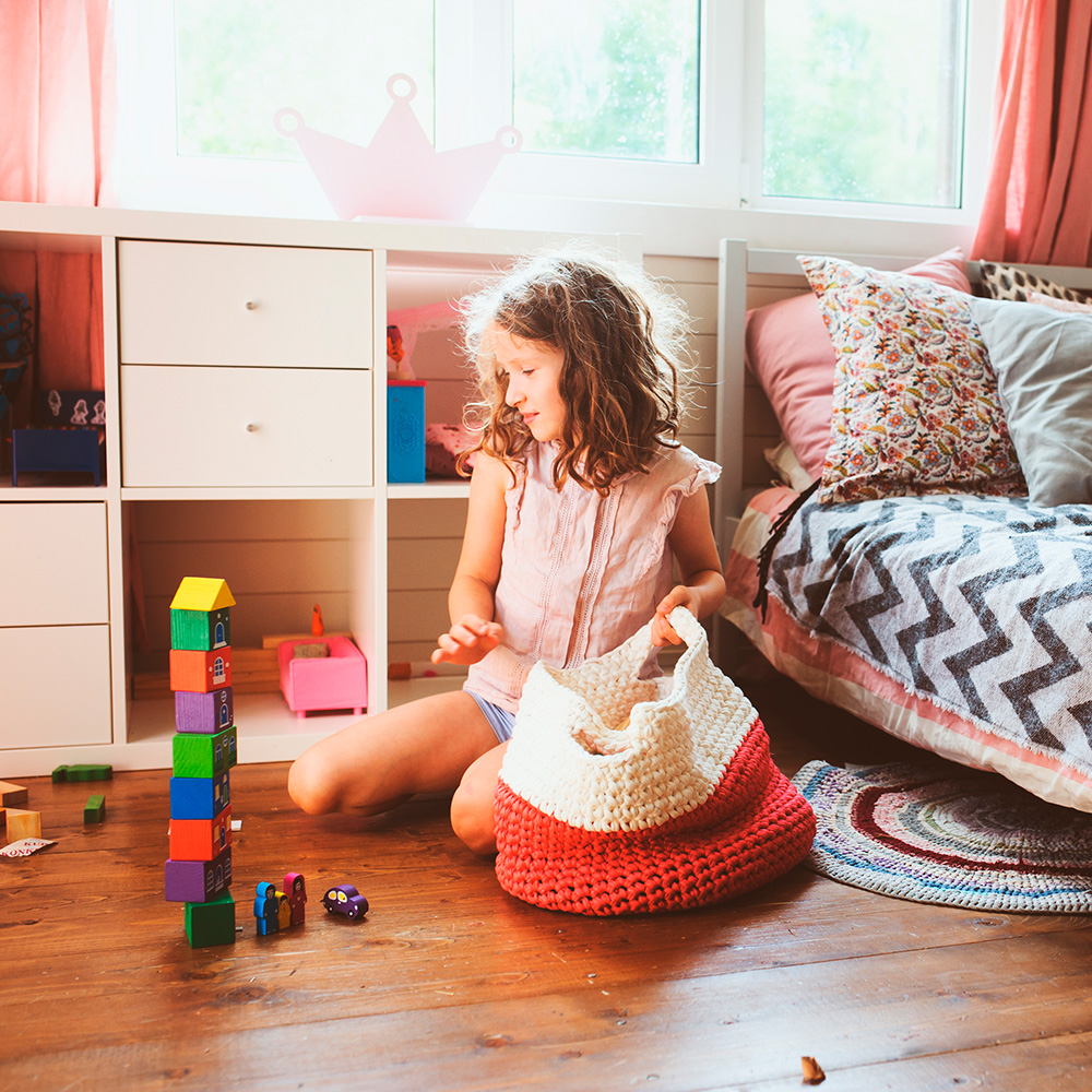 Cajas, cestos, baúles y estanterías para organizar todos los juguetes de  los niños en casa