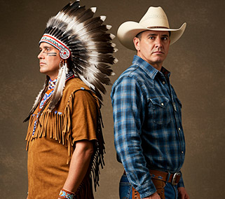 Disfraces en pareja originales para Carnaval. Indio y vaquero | Servei Estació