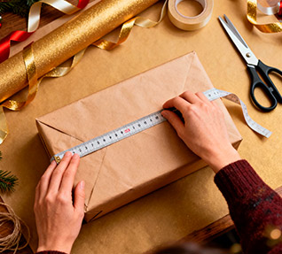 Envolver regalos de Navidad. Medir | Servei Estació