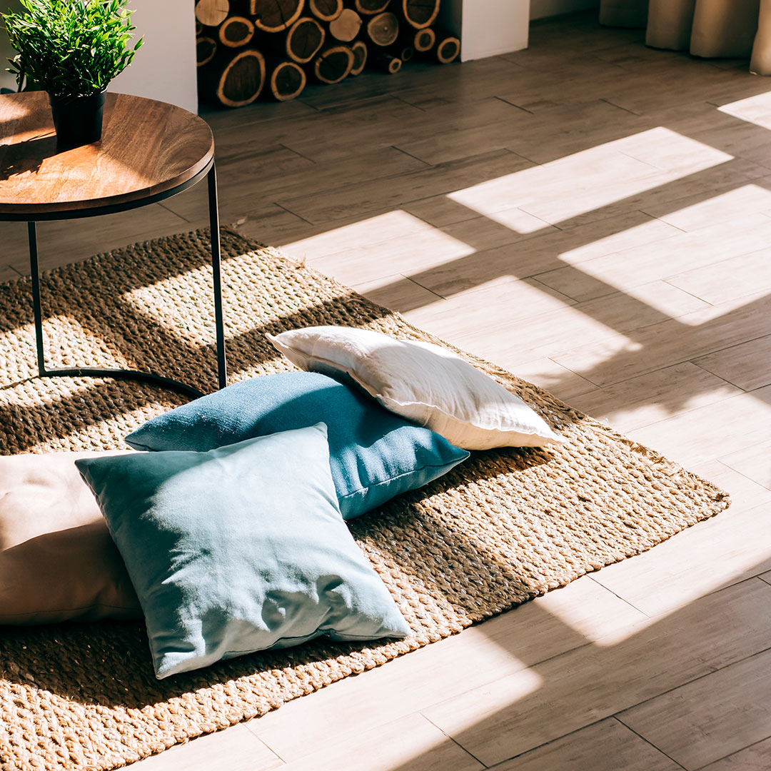 Decoración de primavera con alfombras de yute