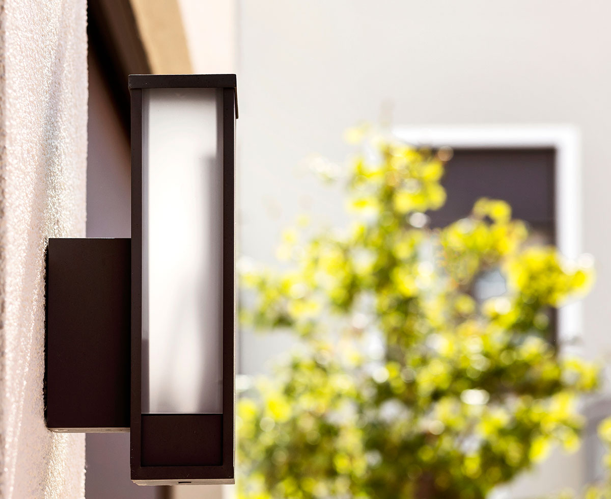 Sensores de movimiento en iluminación: ventajas en el hogar y