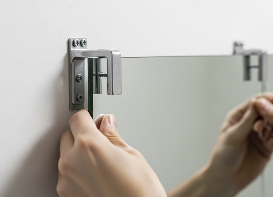 Cómo colgar un espejo sin clavos | Servei Estació