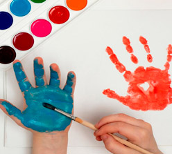Pintura de manos - Manualidades de Semana Santa fáciles de hacer