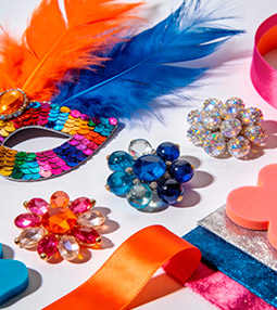 Materiales para disfraces de comparsas de Carnaval. Elementos decorativos | Servei Estació