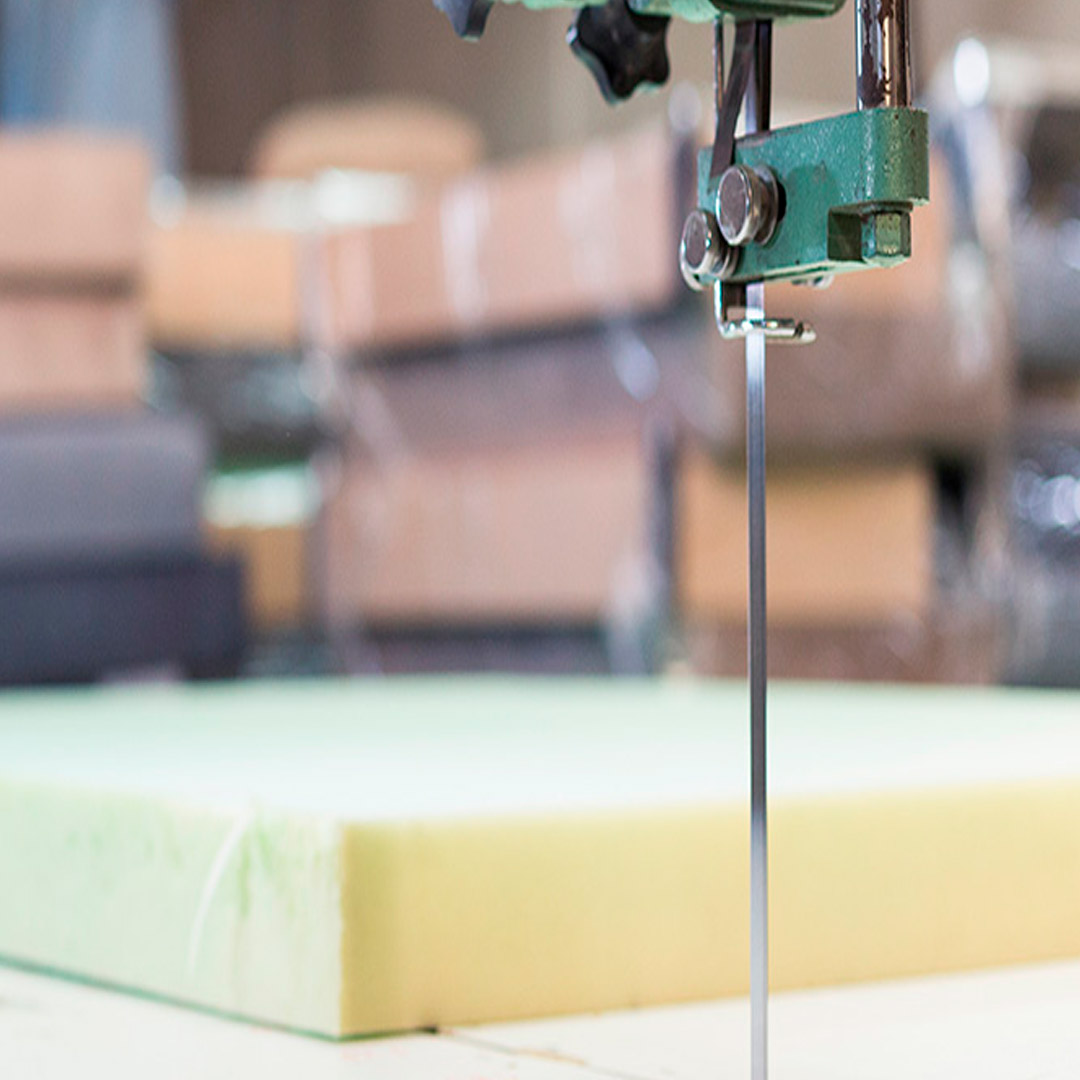 ¿Cómo cortar y trabajar polietileno en espuma?