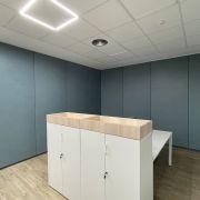 Revestimiento Vinílico Adh. efecto blanco Liso Ptw50. Ancho 124cm. (a metros)