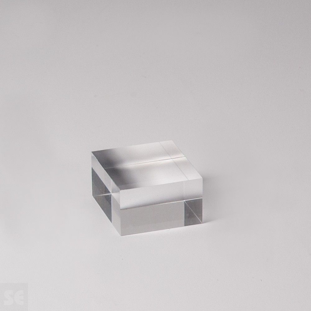 Peana maciza de Metacrilato transparente. Detalle