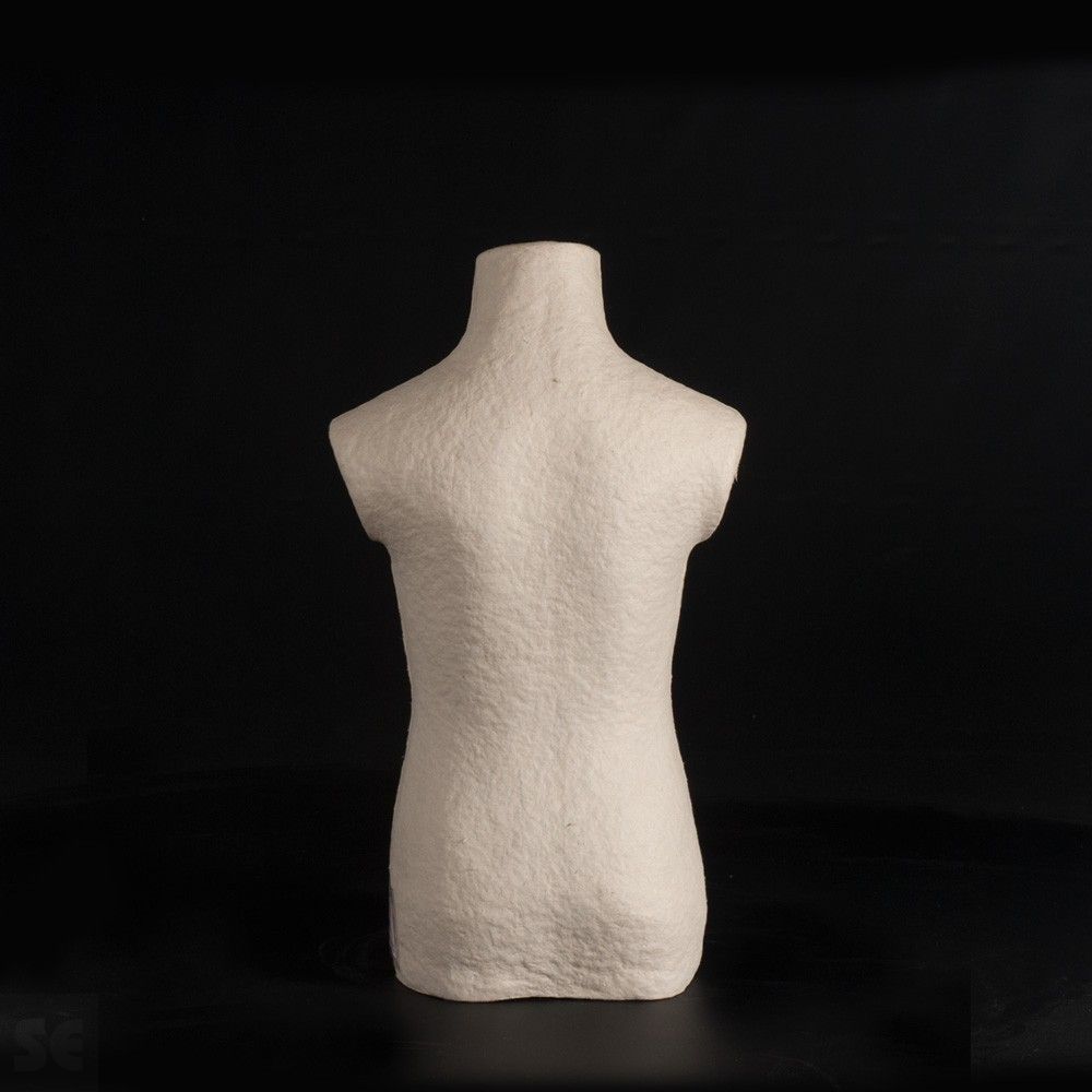 Torso de niño de Cartón piedra