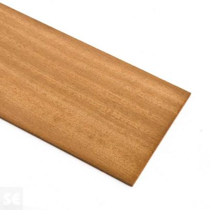 Tablero de corcho y suministros de papelería en la textura de fondo de la  mesa de madera